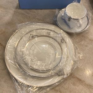 Wedgewood Madrid Pattern- new in box / 5pc place setting